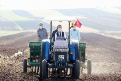 Tahmazoğlu çiftçinin yanında