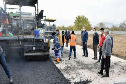 BÜYÜKŞEHİR, AKTOPRAK İLE ERİKLİ ARASINDA SICAK ASFALT ÇALIŞMASI BAŞLATTI