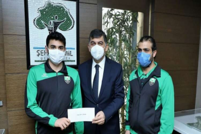 TÜRKİYE REKORTMENİ YÜZÜCÜ DEN BAŞKAN FADILOĞLUNA ZİYARET