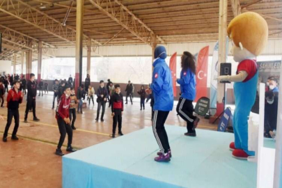 ŞAHİNCAN ÇOCUKLARIN YÜZÜNÜ GÜLDÜRÜYOR