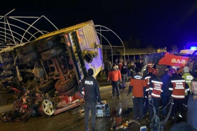 Feci kaza, kamyon 2 aracın üzerine devrildi