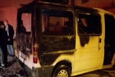 Park halindeki ticari araç alev aldı