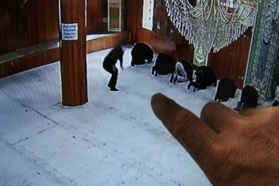 Camide namaz kılma taklidi yaparak cep telefonunu çaldı