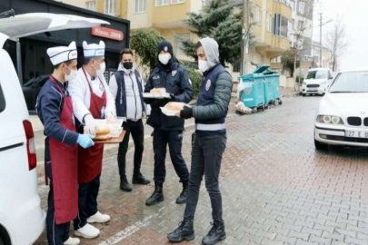 ŞAHİNBEY BELEDİYESİ’NDEN GÖREV BAŞINDAKİ POLİSLERE SICAK YEMEK İKRAMI