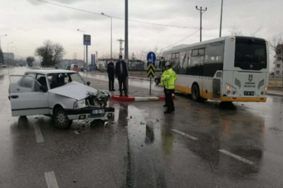 Otomobil belediye otobüsüne çarptı: 2 yaralı