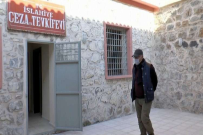 Babasının yattığı cezaevinde kitap okuyarak volta attı