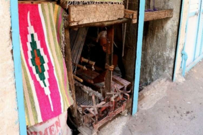 Türkülere konu olan kilimi türkü söyleyerek dokuyor