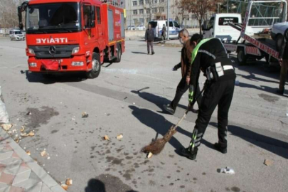 Kaza sonrası yere saçılan ekmeklere basılmaması için duyarlı polis memuru süpürdü