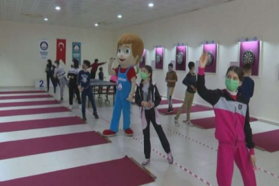 Pandemi sürecinde çocuklar spor yaparak eğleniyor
