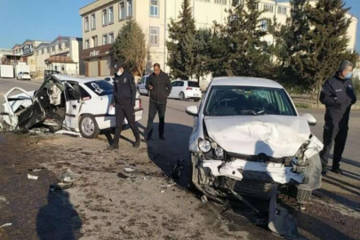 İki araç kafa kafaya çarpıştı: 1 ölü, 4 yaralı
