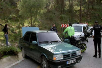 Polisi görünce, kız arkadaşını araçta bırakıp dağa kaçtı
