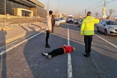 Genç kız hareket halindeki araçtan atladı