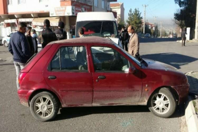 Virajı alamayan otomobil başka bir araca çarptı: 4 yaralı