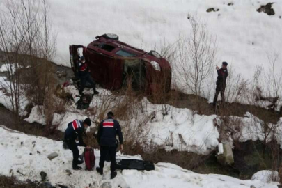 Yoldan çıkan araç uçurumdan dereye yuvarlandı: 2 yaralı