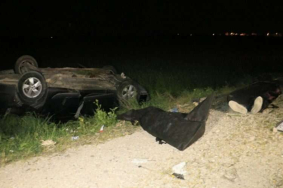 Elektrik direğine çarpan otomobil tarlaya devrildi: 2 ölü