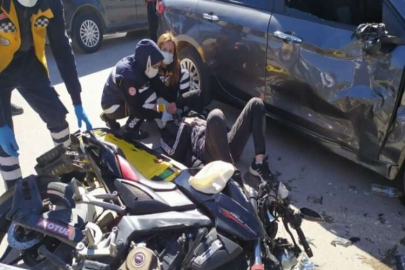 Motosiklet, otomobile çarptı: 2 yaralı