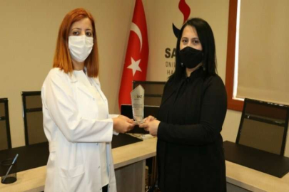 Kadın gazeteciden kadın sağlık çalışanlarına plaket