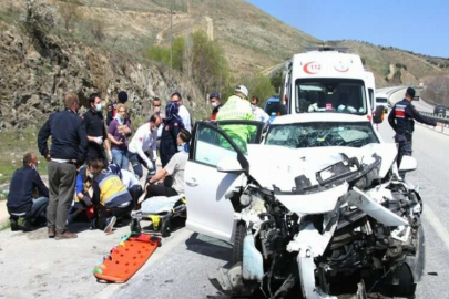 Otomobil tıra arkadan çarptı: 3’ü ağır 5 yaralı