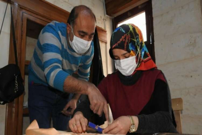 Duymadan konuşamadan bakırcılık mesleğini öğreniyor