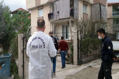 Kendisine silah doğrultan babasını 6 yerinden bıçakladı