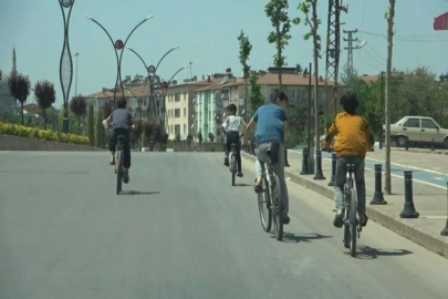 Boş caddeler bisikletli çocuklara kaldı