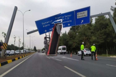 Otoyolda kamyonun damperi koptu, facianın eşiğinden dönüldü