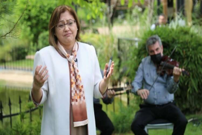 Anne şiirlerini hem okudu hem ağladı
