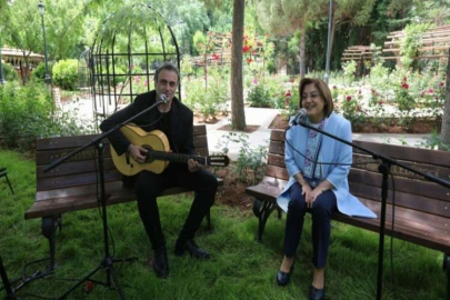 Fatma Şahin anneler için Kutsi ile düet yaptı