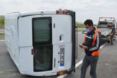 İşçileri taşıyan minibüs devrildi: 4 yaralı