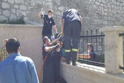 Duvardan atlarken kolu demirlere saplandı