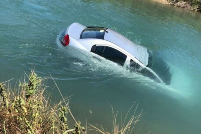 Sulama kanalına uçan otomobilden kendi imkanlarıyla kurtuldu