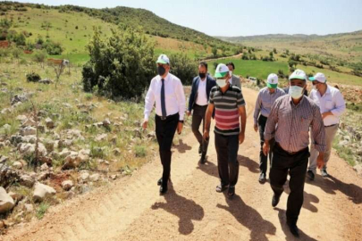 Şehitkamil’de arazi yolu mıcırlama çalışması sürüyor