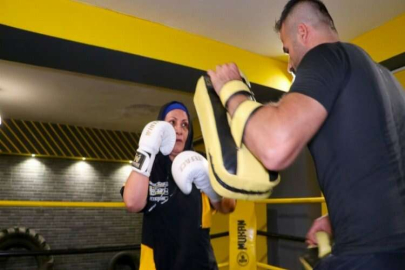 56 yaşındaki kick boks sporcusu gençlere taş çıkartıyor