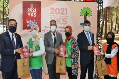 Fadıloğlu, öğrencilere YKS kitapçığı dağıttı