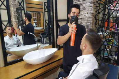 Tıraş olan her müşteri için fidan bağışladı