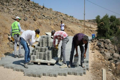 YENİ VE BOZUK YOLLAR, KİLİTLİ PARKE TAŞI İLE DÖŞENİYOR