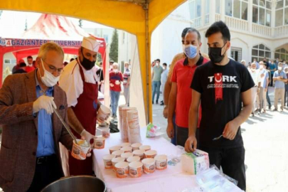 GAÜN’de cuma namazı sonrası aşure dağıtıldı