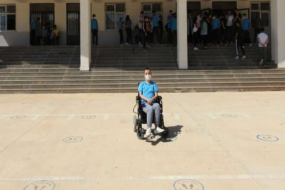 Engelli gence Fatma Şahin sahip çıktı
