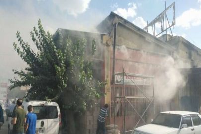 Demir çubuktan sıçrayan kıvılcım oto aksesuar dükkanını tutuşturdu