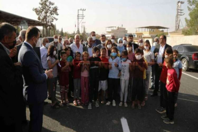 Şahin, yol ortasında çocuklarla kurdela kesti