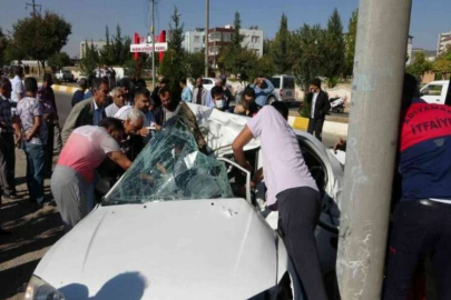 Direğe çarpan otomobil kağıt gibi katlandı
