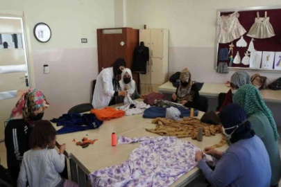 Kadınlar elbiselerini hem ucuza mal ediyor hem de gelir sağlıyor
