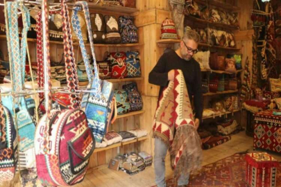Çöpten topladığı kilim parçalarını dönüştürerek 23 ülkeye ihraç ediyor