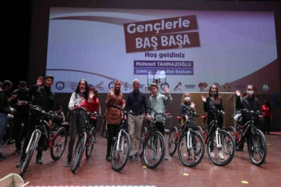 Tahmazoğlu gençlerle bir araya geldi