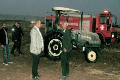 Alevlere teslim olan traktörü çiftçiler söndürdü