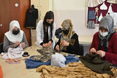 Şahinbey’de kadınlar elbiselerini hem ucuza mal ediyor, hem de gelir sağlıyor