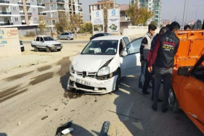 Besni’de 2 otomobil çarpıştı: 3 yaralı