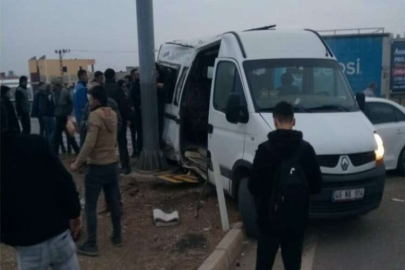 Öğrenci minibüsü ile otomobil çarpıştı: 19 yaralı
