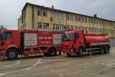 Okul çatısı alev alev yandı, kimsenin olmaması faciayı önledi
