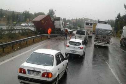 Yağmurla kayganlaşan yolda tır otomobile çarptı